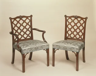 Een paar George III eetkamerstoelen, ca. 1765 (gesneden mahonie en bekleding)